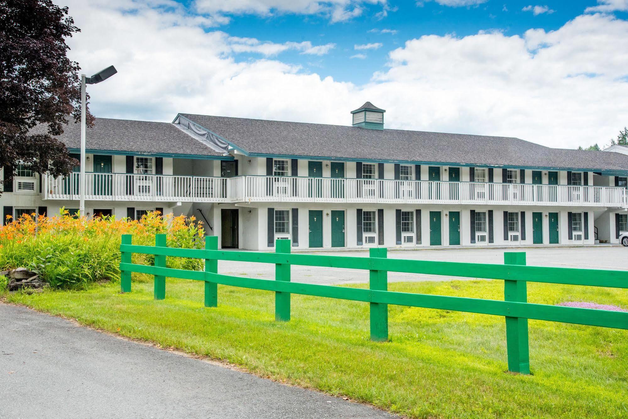 Colonnade Inn Lyndonville Buitenkant foto